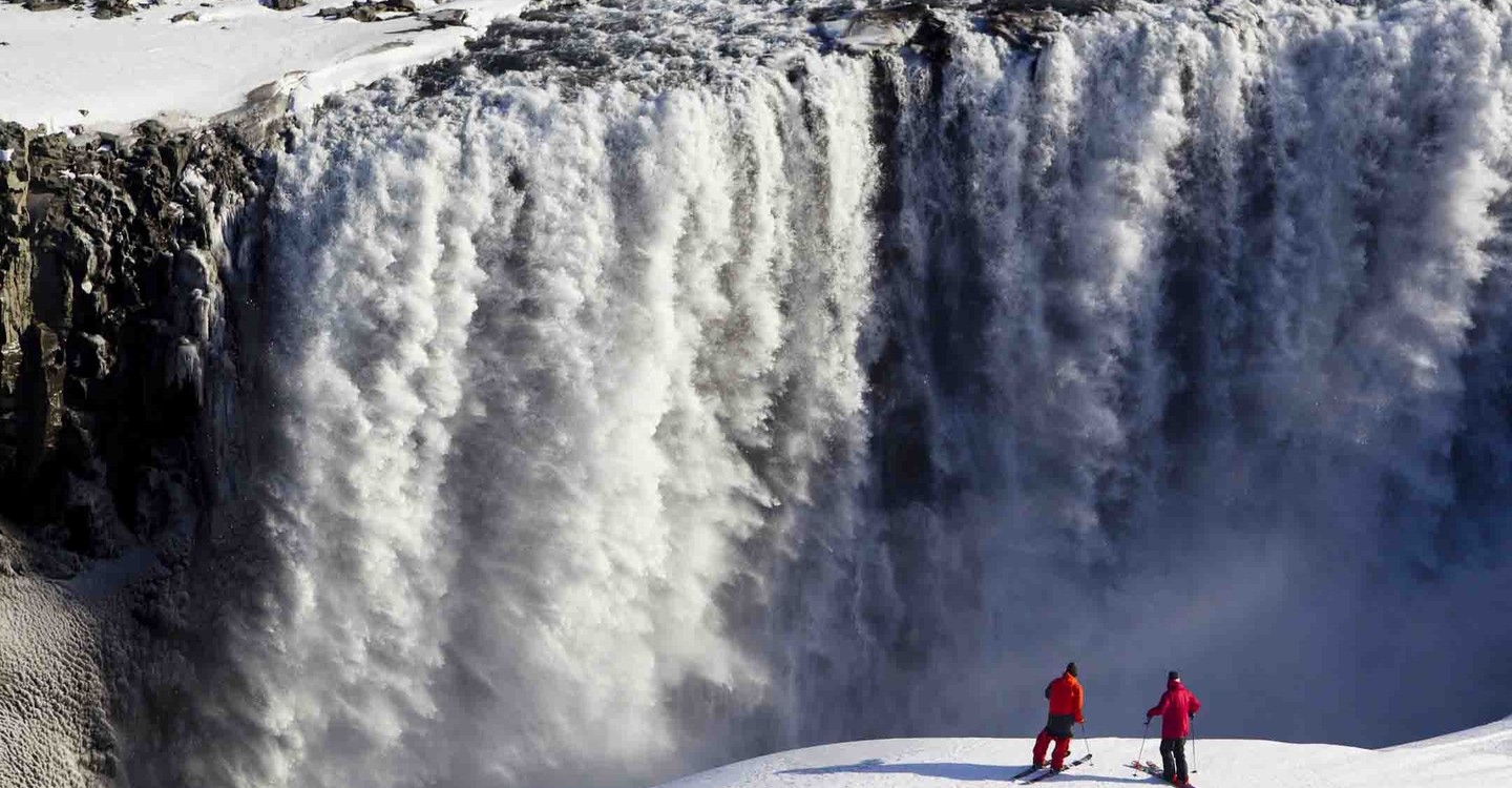 Большой водопад в европе. Водопад Деттифосс Исландия. Деттифосс-самый большой водопад в Европе. Деттифосс — самый мощный водопад Европы. Бурлящий водопад Деттифосс в Исландии.