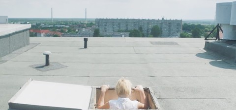 Une femme sur le toit