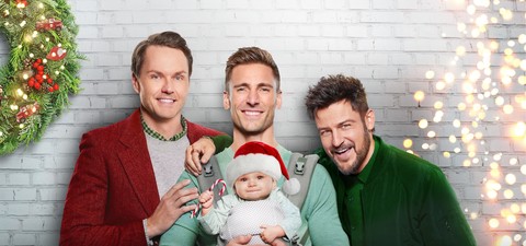Drei Weihnachtsmänner und ein Baby